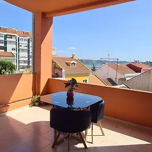 relax-in-lisbon-for-4-people-with-terrace-and-parking.hotels-lisbon-portugal.com/